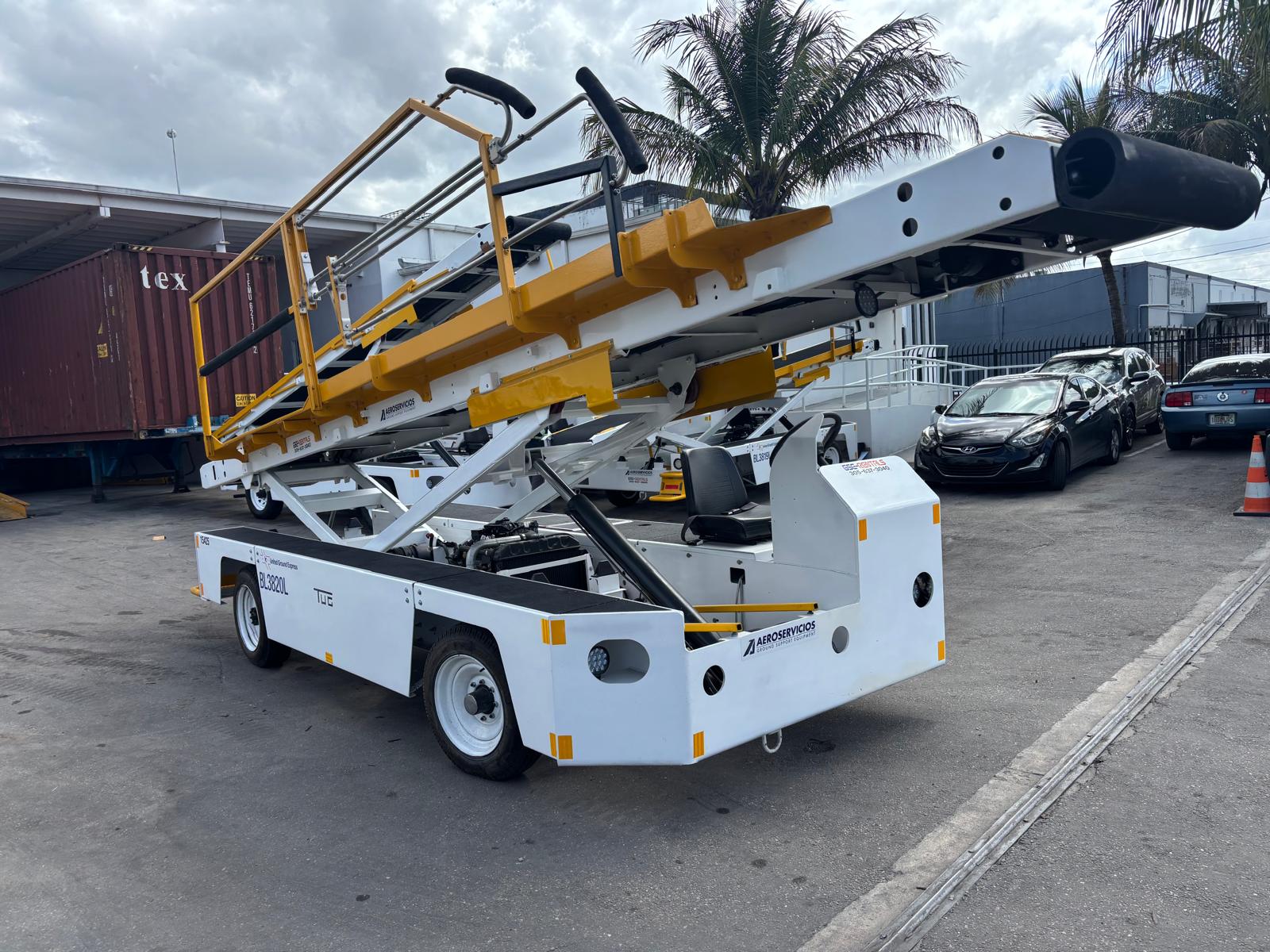 Belt Loader Tug 660