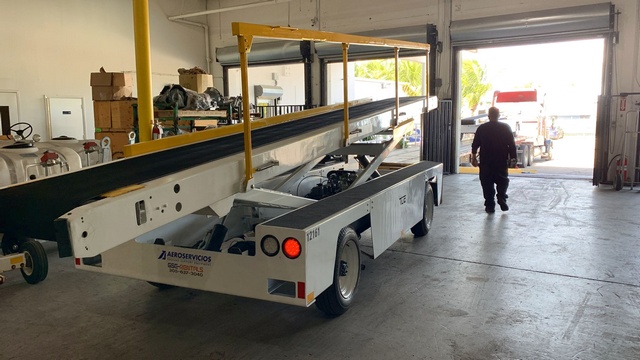 Belt Loader Tug 660