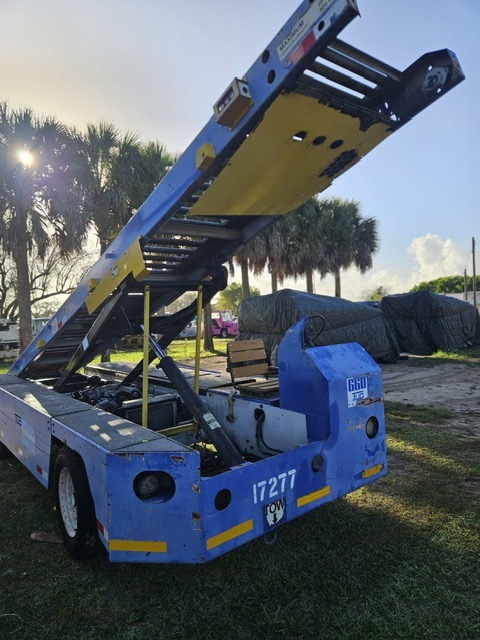Belt Loader Tug 660
