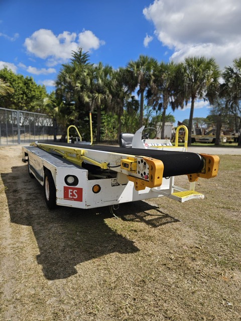 Belt Loader Tug 660E