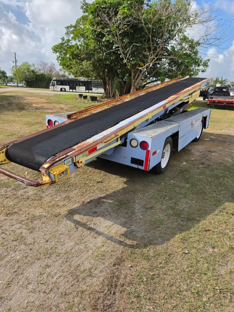 Belt Loader Tug 660