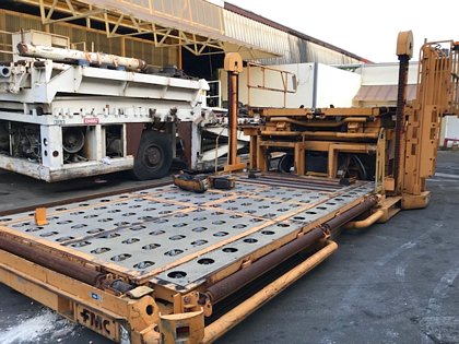 Wide Lower Deck Cargo Loader FMC Commander 15 U