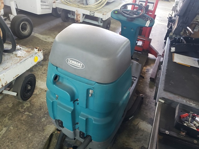 Rider Floor Scrubber Tennant T-7